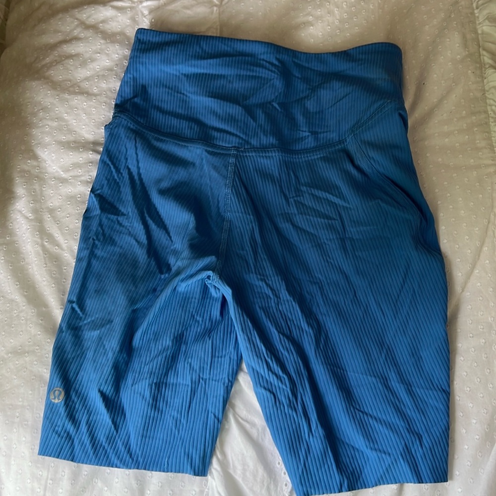LuluLemon ribbed high waist biker shorts, size 4 periwinkle color